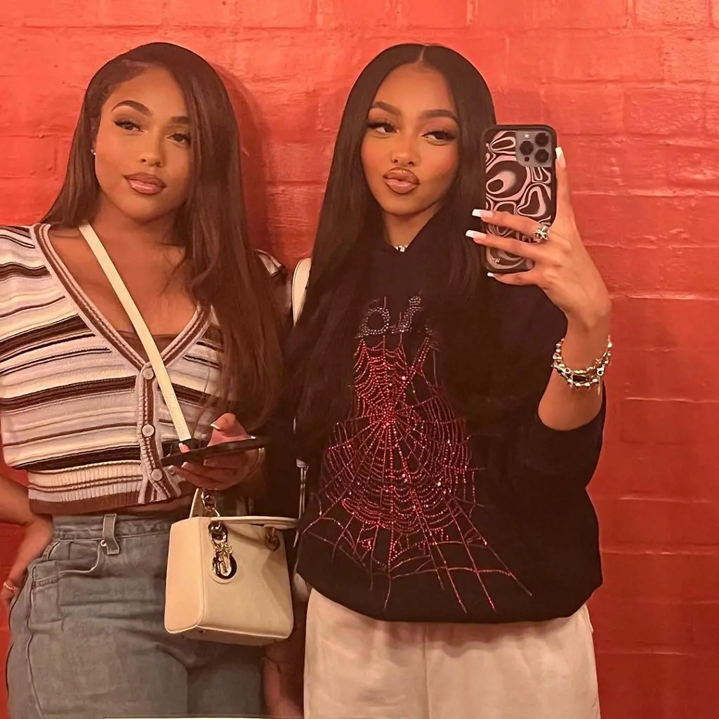Jordyn Woods with her younger sister, Jodie Woods in a mirror selfie.