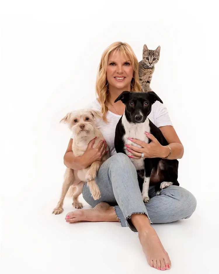 Melissa poses with her beloved pets captured by @charlienunnphotography
