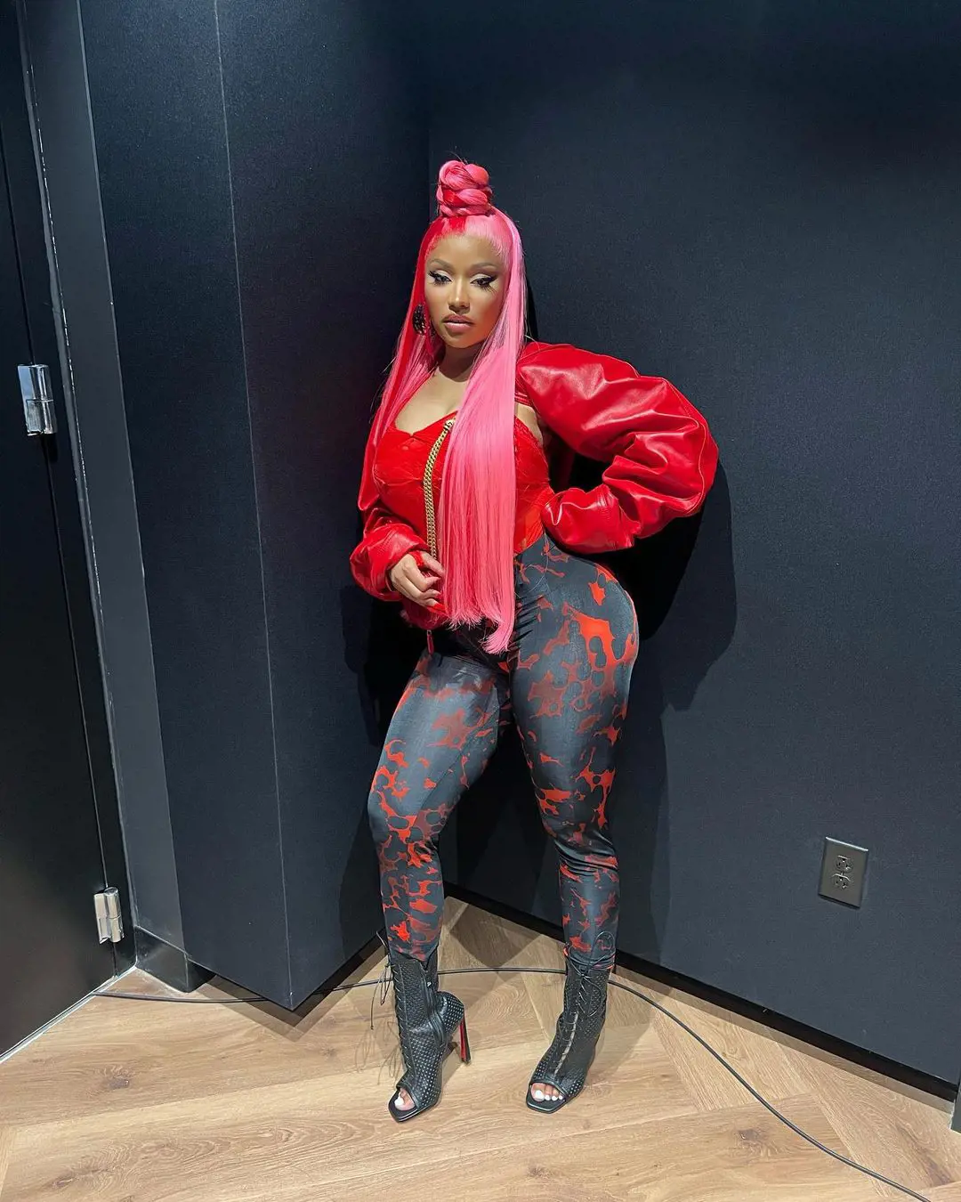 Nicki <Minaj's debut album topped the Billboard 200 list.