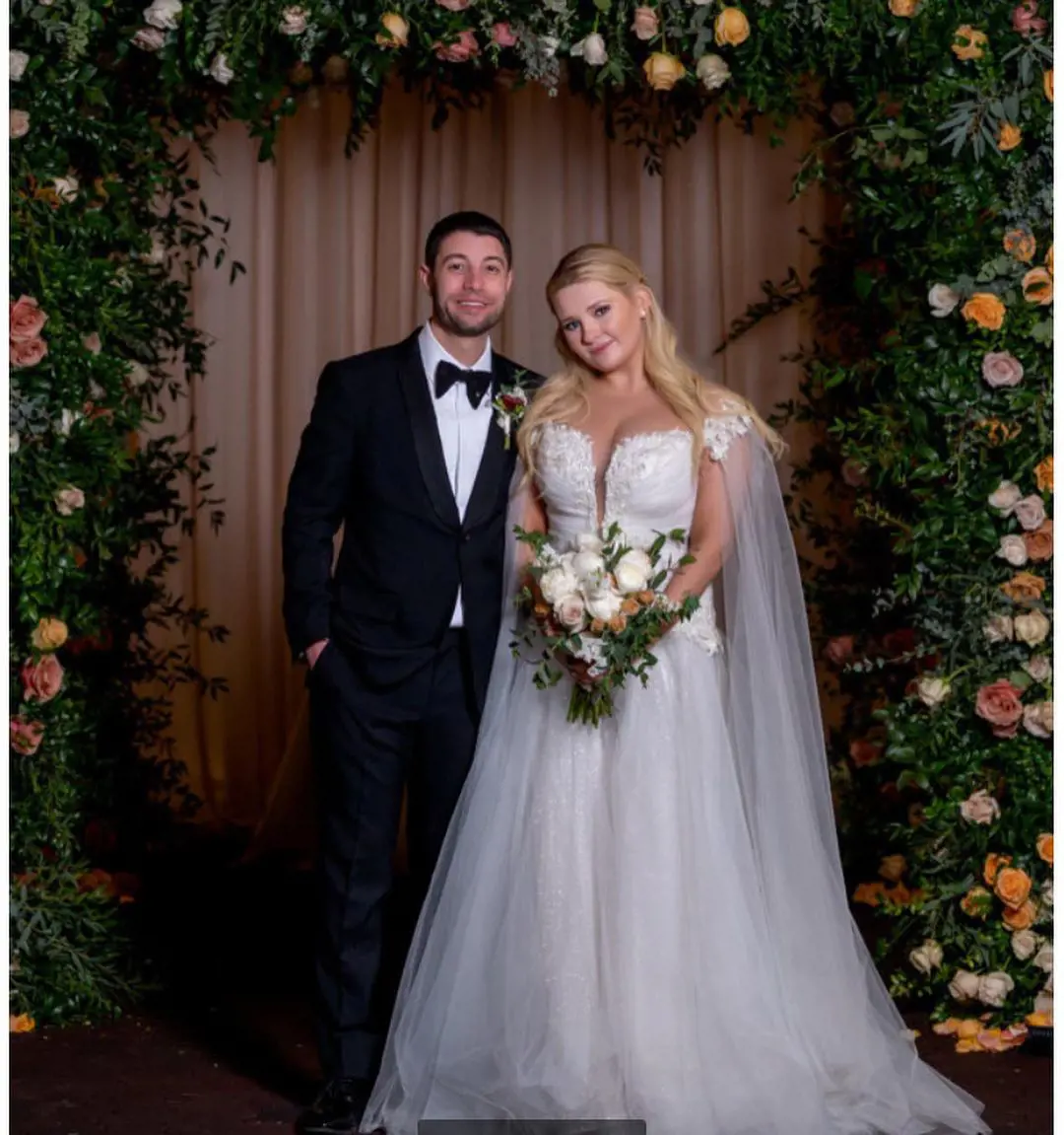 Abigail and her groom Ira looks stunningly gorgeous on their wedding day held at Hummingbird Nest Events in January