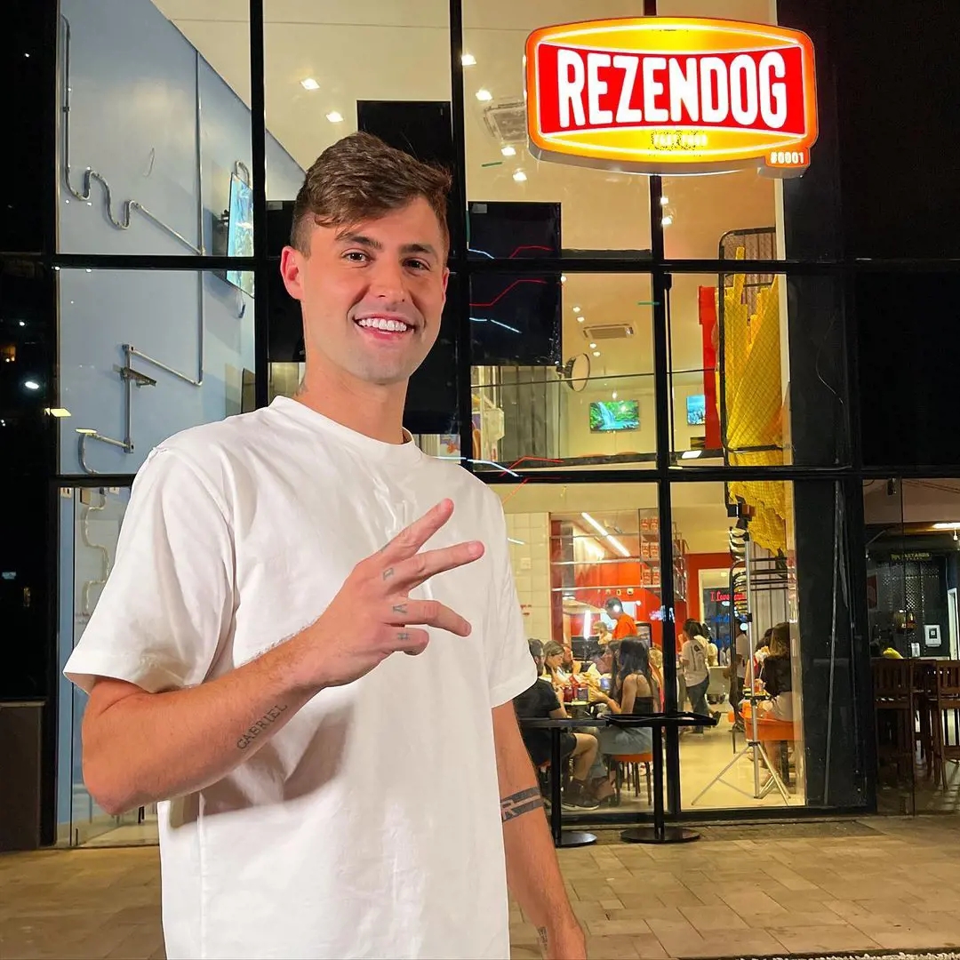 rezendeevil on November 8, 2022, at the inauguration of Rezendog which is a fast-food restaurant.