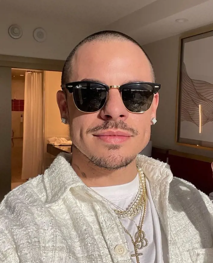 Casper Took A Selfie At A Hotel On 3 January 2023
